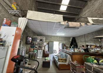 Així era el bar restaurant clandestí ubicat en un magatzem de Santa Bàrbara