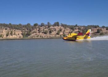Les espectaculars imatges dels hidroavions carregant aigua a l’embassament de Flix per apagar l’incendi del Priorat