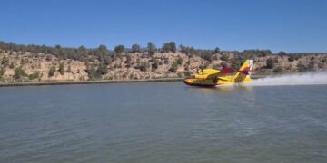 Les espectaculars imatges dels hidroavions carregant aigua a l’embassament de Flix per apagar l’incendi del Priorat
