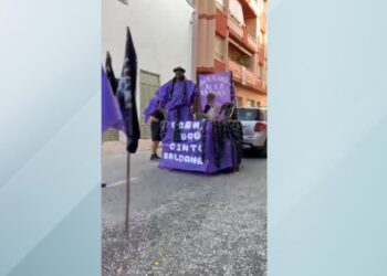 El Gran Gurú Cinto Baldana, una carrossa de les festes de Tivenys a favor de Josep Piñol