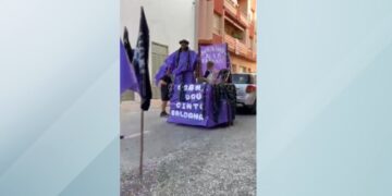 El Gran Gurú Cinto Baldana, una carrossa de les festes de Tivenys a favor de Josep Piñol