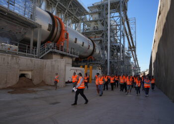 Kronospan mostra la fàbrica al veïnat de Tortosa amb una jornada de portes obertes