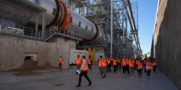 Kronospan mostra la fàbrica al veïnat de Tortosa amb una jornada de portes obertes