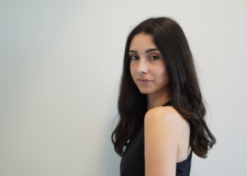 Laia Viñas publica la novel·la ‘Aquí baix’, un homenatge ebrenc a la Ruta del Bakalao