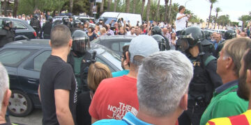 Amnistien els nou encausats per apedregar la Guàrdia Civil a la Ràpita durant l’1-O