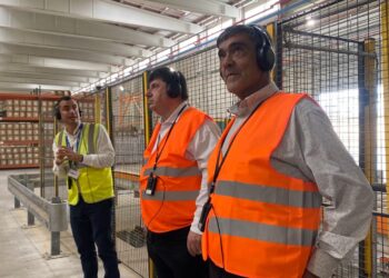 Gonell visita la planta de Kronospan per conèixer de primera mà la seua aposta per les energies renovables