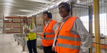 Gonell visita la planta de Kronospan per conèixer de primera mà la seua aposta per les energies renovables