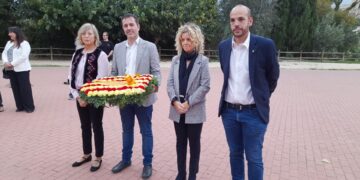 Tortosa homenatja Companys amb una ofrena floral, 84 anys després del seu afusellament per part del franquisme
