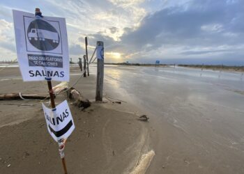 Les Salines aturen l’activitat perquè els aiguats han inundat el camí d’accés