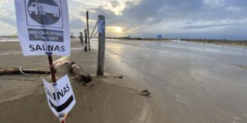 Les Salines aturen l’activitat perquè els aiguats han inundat el camí d’accés