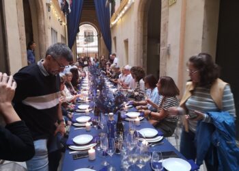 El jurat del festival A Cel Obert premia la instal·lació ‘Festa Blava’, al passatge Franquet