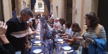 El jurat del festival A Cel Obert premia la instal·lació ‘Festa Blava’, al passatge Franquet