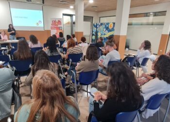 Els professionals recomanen acompanyar els joves amb l’ús de les pantalles per evitar addiccions