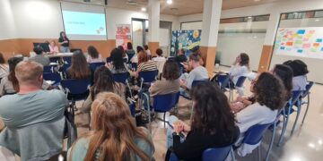 Els professionals recomanen acompanyar els joves amb l’ús de les pantalles per evitar addiccions