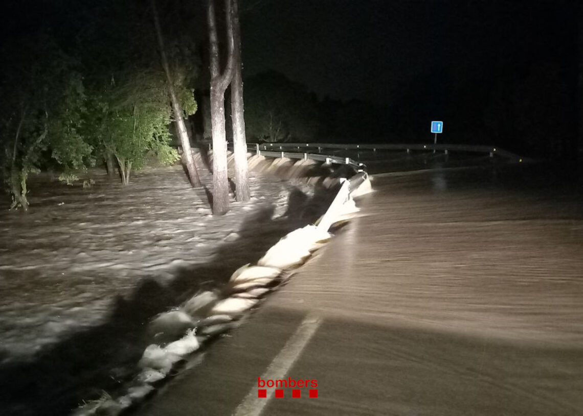 Els aiguats obliguen a tallar una carretera a Deltebre i l’AP-7 a l’Aldea en sentit nord
