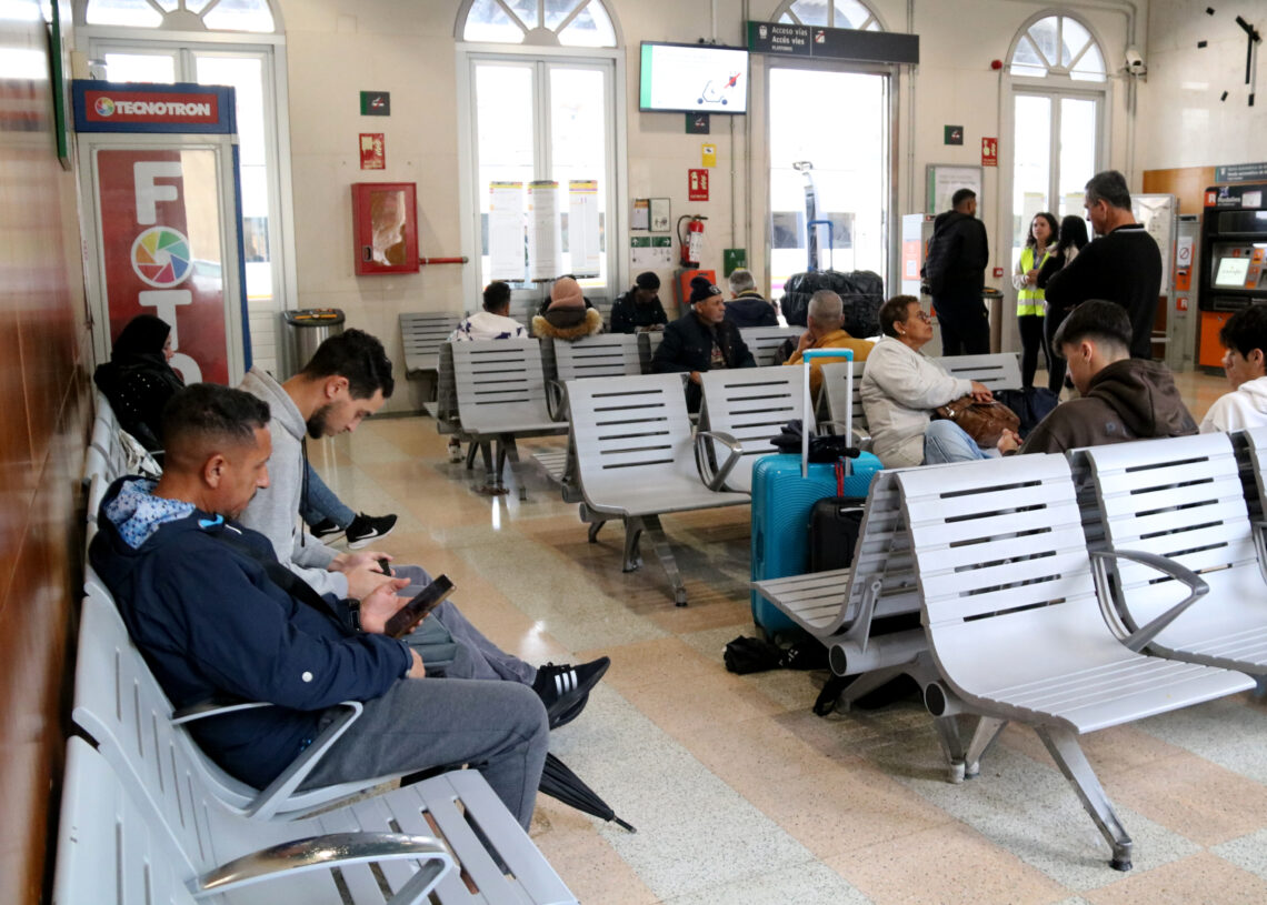 Caos, manca d’informació i desesperació: els usuaris de Renfe valoren el primer mes del tall ferroviari al Camp i l’Ebre
