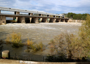 La CHE confia que la crescuda controlada de l’Ebre superarà la mobilització de 18.000 tones de sediments del gener