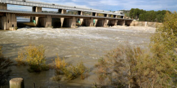 La CHE confia que la crescuda controlada de l’Ebre superarà la mobilització de 18.000 tones de sediments del gener