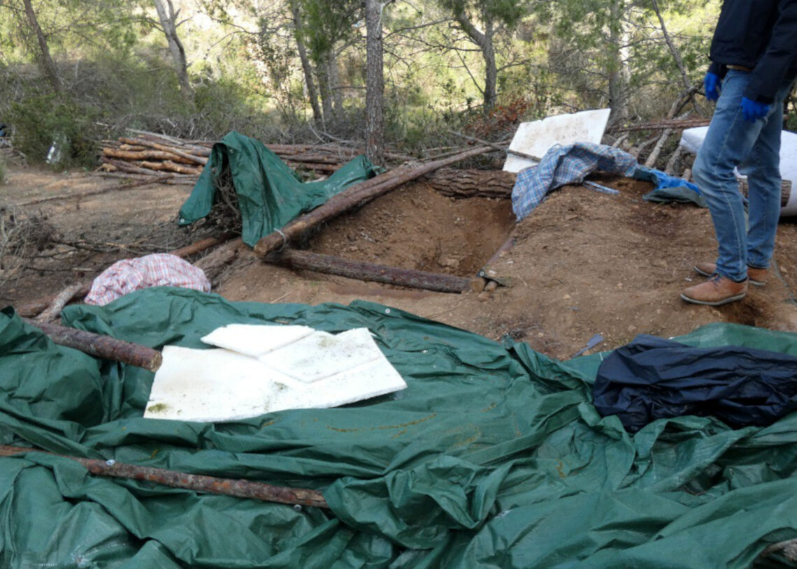 Detingut un home que amagava 370 quilos de marihuana en forats a terra a Corbera d’Ebre