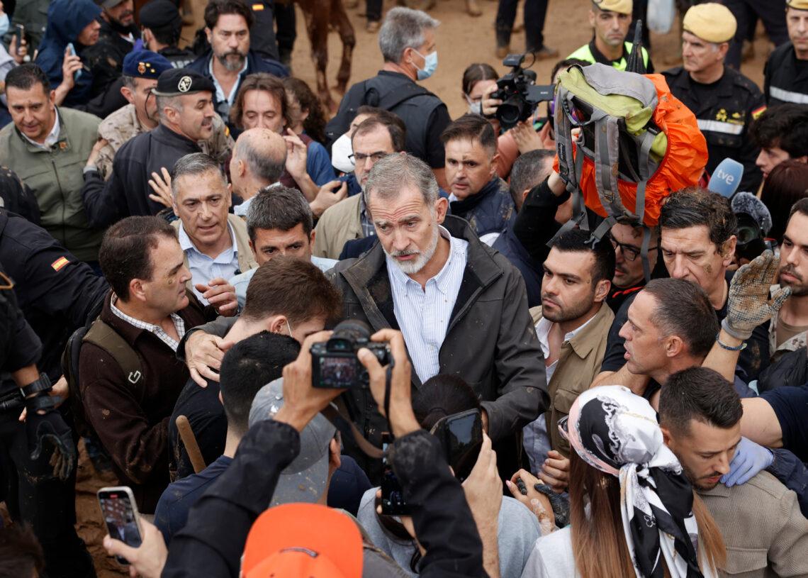 La monarquia, Mazón i les baralles entre les dues Espanyes