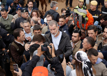 La monarquia, Mazón i les baralles entre les dues Espanyes