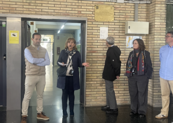 Reivindiquen el valor arquitectònic de l’antic Institut Laboral de Móra d’Ebre amb la col·locació de la placa Docomomo Ibérico