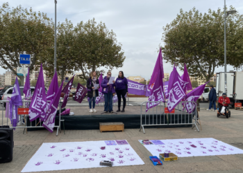 Els sindicats visibilitzen els casos violència de gènere amb mural simbòlic ple de mans lila