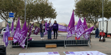 Els sindicats visibilitzen els casos violència de gènere amb mural simbòlic ple de mans lila