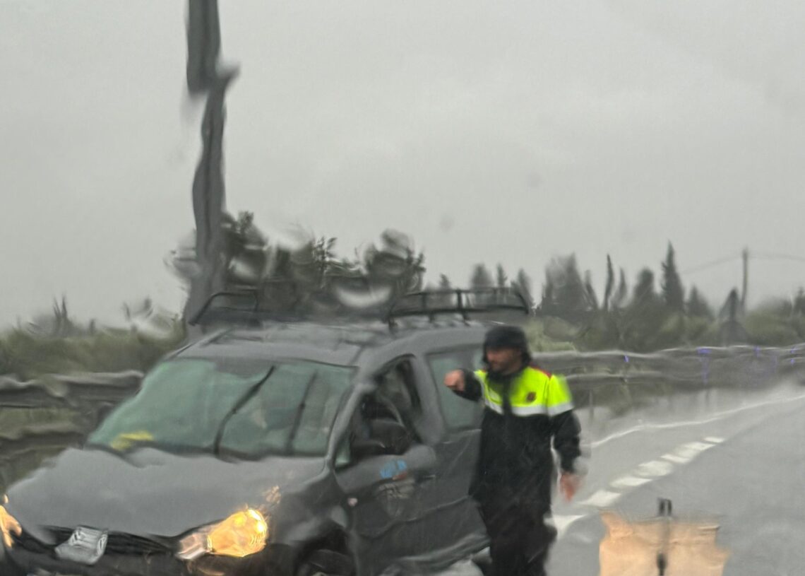 El temporal provoca talls en una carretera de Deltebre i a l’N-340 a Amposta, ja reoberta