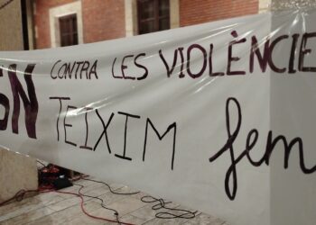 Centenars de persones surten al carrer per demanar “més esforços” per acabar amb la violència de gènere
