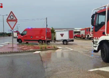 Una seixantena d’efectius dels Bombers surt des de l’Ametlla de Mar cap al País València