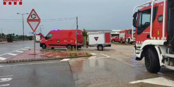 Una seixantena d’efectius dels Bombers surt des de l’Ametlla de Mar cap al País València
