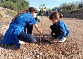 Il·lusió entre els infants de l’Aldea durant la plantada d’arbres a la Via Verda