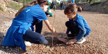 Il·lusió entre els infants de l’Aldea durant la plantada d’arbres a la Via Verda