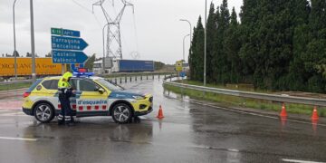 Cues a l’AP-7 a l’Aldea per les restriccions de mobilitat davant l’alerta de fortes pluges