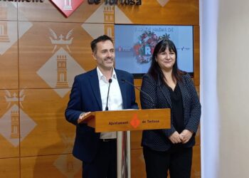 Arrenca la campanya de Nadal a Tortosa amb l’encesa de llums, la pista de gel sostenible i la Fira