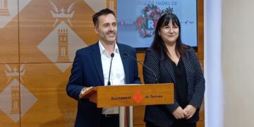 Arrenca la campanya de Nadal a Tortosa amb l’encesa de llums, la pista de gel sostenible i la Fira