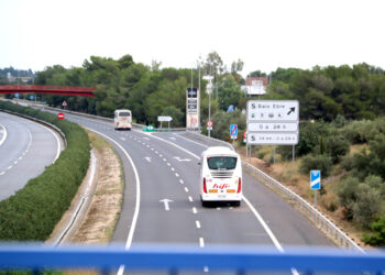 Carreteres buides, establiments tancats i poca pluja en un dilluns aturats per la dana a les Terres de l’Ebre