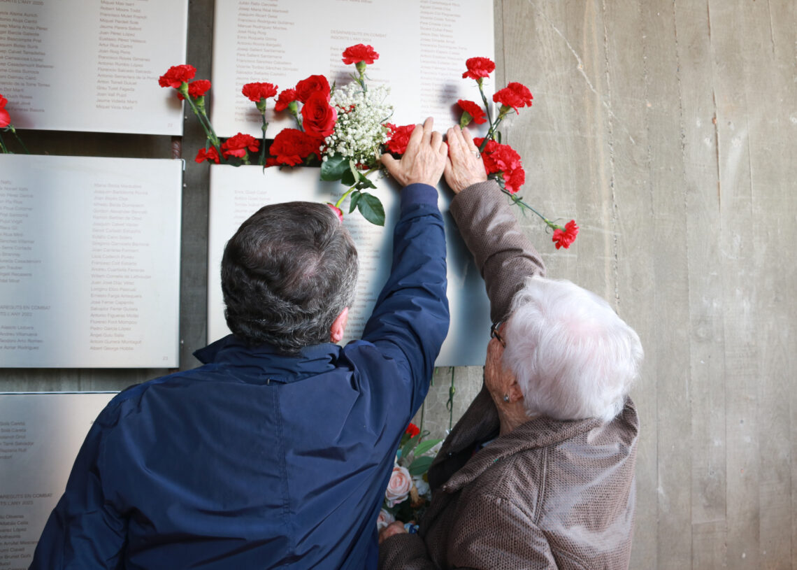 Els clavells vermells tornen a impregnar el Memorial de les Camposines en record a les víctimes de la Batalla de l’Ebre