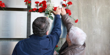 Els clavells vermells tornen a impregnar el Memorial de les Camposines en record a les víctimes de la Batalla de l’Ebre