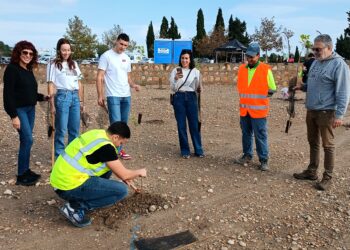 L’Ajuntament de l’Aldea i Kronospan planten 30.000 arbres en diferents espais del municipi
