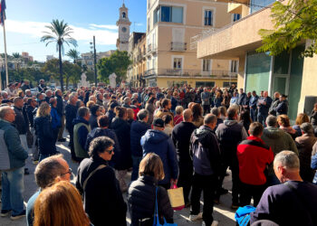 Més de 300 persones es concentren a la Ràpita per donar suport al sector pesquer