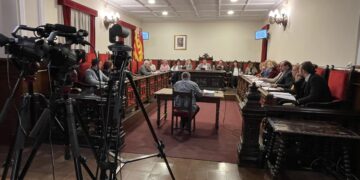 El ple de Tortosa aprova una declaració institucional pel manteniment de totes les línies educatives