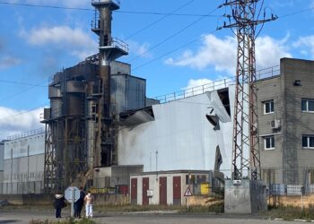 Una explosió provoca un incendi en una nau d’Olisefi al polígon Baix Ebre