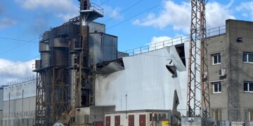 Una explosió provoca un incendi en una nau d’Olisefi al polígon Baix Ebre