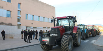 Concentració de pagesos i tractors davant del jutjat d’Amposta per denunciar els robatoris al camp