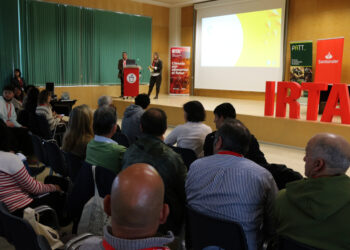 Arrossaires i experts d’arreu del món analitzen al Delta com garantir un conreu clau per a la seguretat alimentària