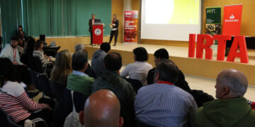 Arrossaires i experts d’arreu del món analitzen al Delta com garantir un conreu clau per a la seguretat alimentària