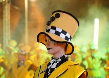 Milers de persones omplen Deltebre de música i dansa amb la Rua de Carnaval