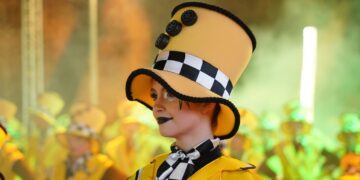 Milers de persones omplen Deltebre de música i dansa amb la Rua de Carnaval